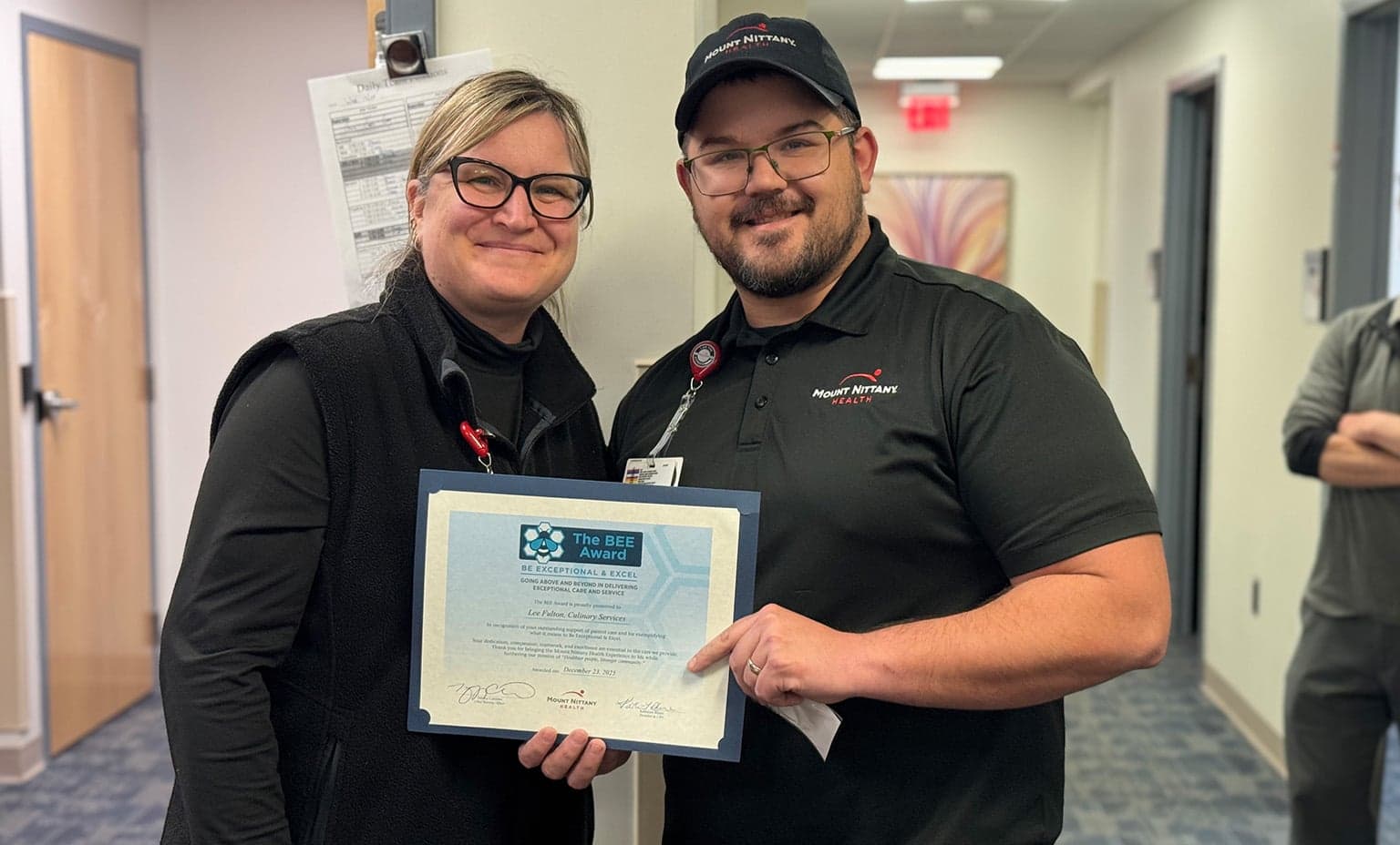 Tiffany Cabibbo presents the BEE award to Lee Fulton, Culinary Services